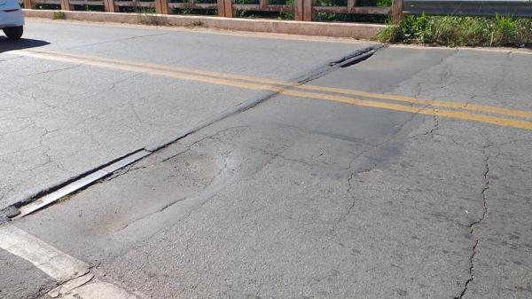 Condutores usam a contram&atilde;o para desviar de fissuras na ponte em Piracuruca.(Imagem:Ant&ocirc;nio Jos&eacute;)