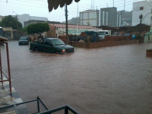 Alagamento em ruas do Centro causam transtornos aos picoenses.(Imagem:Divulga&ccedil;&atilde;o)