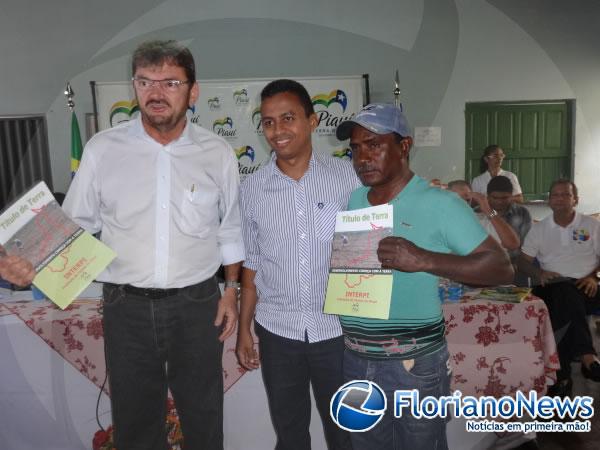 Ao lado do prefeito Dr. Francisco de Assis, Governador entrega de T&iacute;tulos da Terra em S&atilde;o Francisco do Piau&iacute;.(Imagem:FlorianoNews)