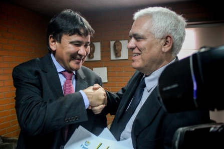 Governador recebe alterações aprovadas pela Assembleia Legislativa como parte da reforma