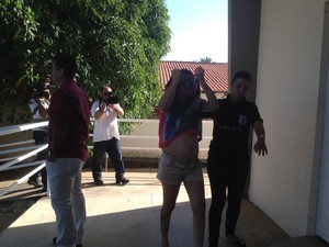 Polícia prende dois irmãos e mulher grávida suspeitos de tráfico na capital