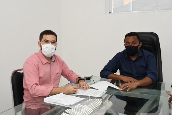 Prefeito Joel assina edital de convocação para regularização fundiária do Cajueiro II