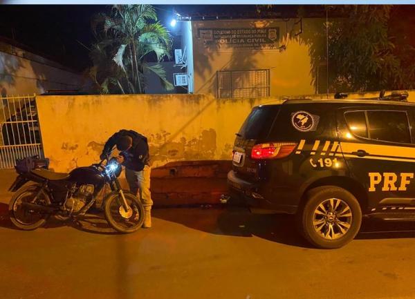 Procurado da Justiça por não pagar pensão alimentícia é preso com moto roubada no Piauí