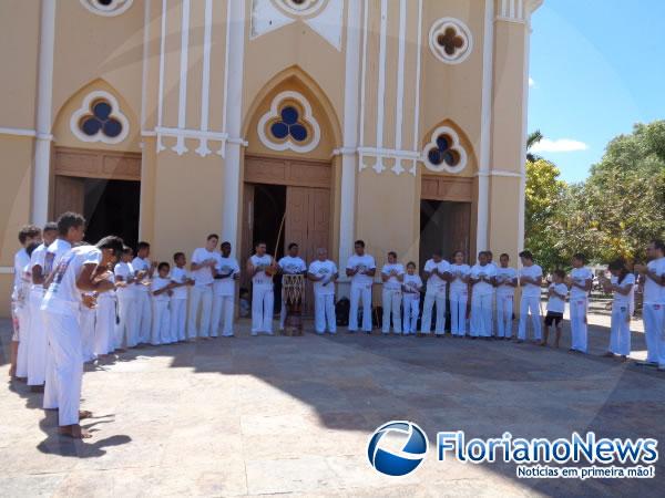 Capoeiristas se reúnem no centro de Floriano para apresentarem sua arte à população