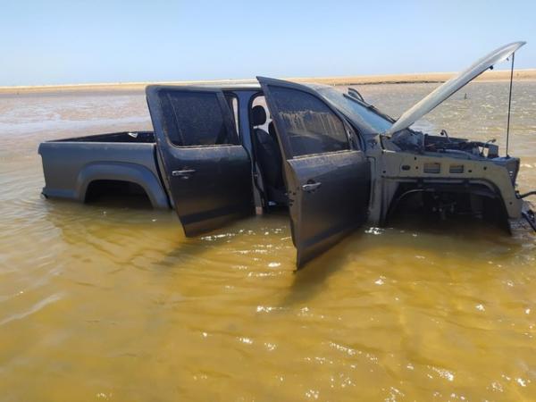 Polícia Civil investiga roubo de caminhonete encontrada "depenada" no mar do Piauí