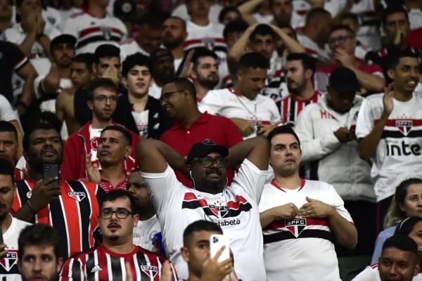  Torcida do S&atilde;o Paulo durante as cobran&ccedil;as de p&ecirc;nalti contra o &Aacute;gua Santa.(Imagem: Marcos Ribolli )