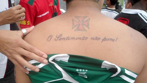 Com a camisa do Palmeiras, vasca&iacute;no exibe amor pelo clube na pele.(Imagem:Thiago Lavinas / Globoesporte.com)
