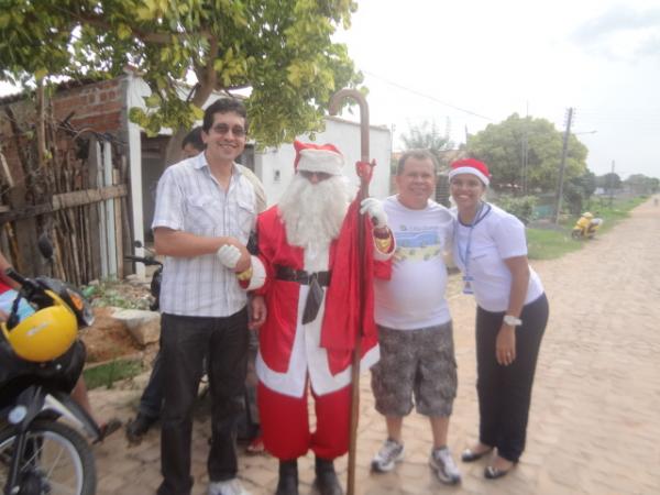 Papai Noel distribuiu presentes para crian&ccedil;as em Floriano.(Imagem:FlorianoNews)