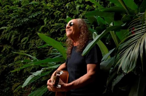  Cantor Alceu Valen&ccedil;a em foto da turn&ecirc; 