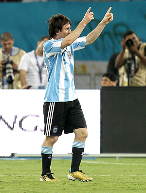 Lionel Messi marca, quebra tabu, e Argentina bate Seleção em Doha