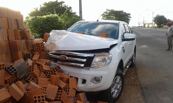 Autom&oacute;vel colide contra pilha de tijolos em Floriano.(Imagem:em&iacute;stocles Filho/jc24horas)