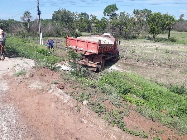 Homem morre ao ser atropelado pelo caminhão em que trabalhava na PI-110, no Piauí