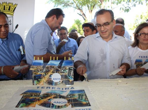 Prefeito Firmino Filho corta o bolo de anivers&aacute;rio da cidade.(Imagem:Yara Pinho/G1)