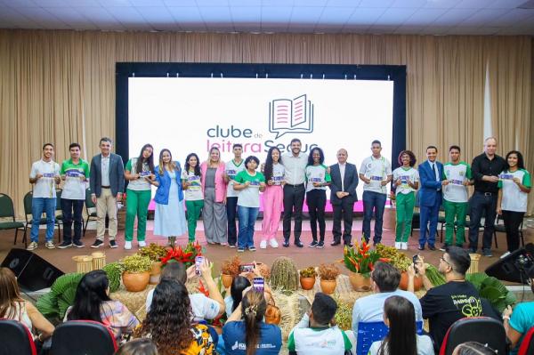 Seduc lança projeto Clube de Leitura e entrega 10 mil cheques-livros no Salipi
