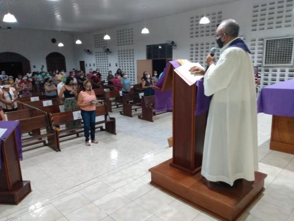 Fi&eacute;is da Igreja Cat&oacute;lica celebram a Quarta-Feira de Cinzas em Floriano(Imagem:FlorianoNews)