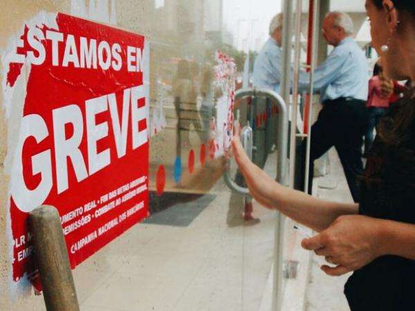 Greve dos bancários é encerrada, e funcionários retomam trabalho