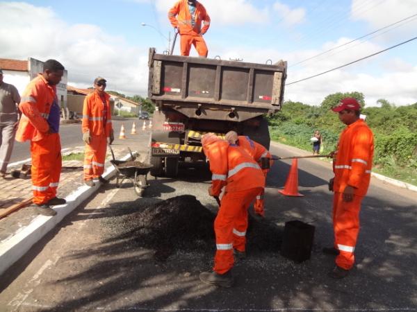 Obras de sinaliza&ccedil;&atilde;o est&atilde;o sendo realizadas em Floriano.(Imagem:FlorianoNews)