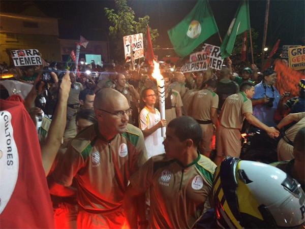 Em dia histórico, emoção e protestos marcam passagem da tocha