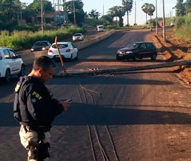 Jovem colide em poste na zona Sul e sai ilesa de acidente