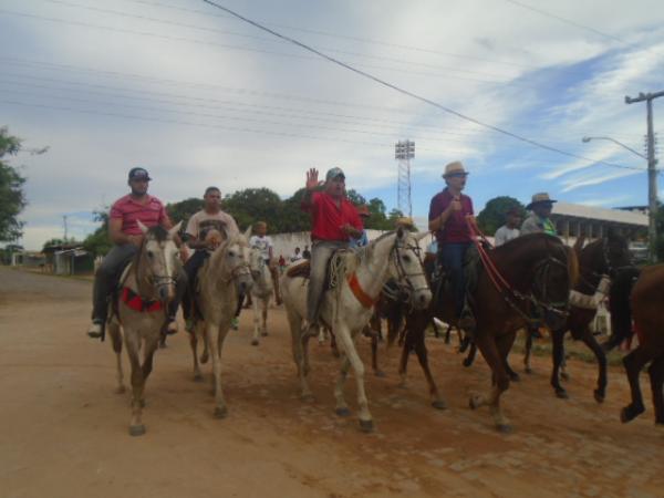 Tradicional cavalgada re&uacute;ne cavaleiros e amazonas em Floriano.(Imagem:FlorianoNews)