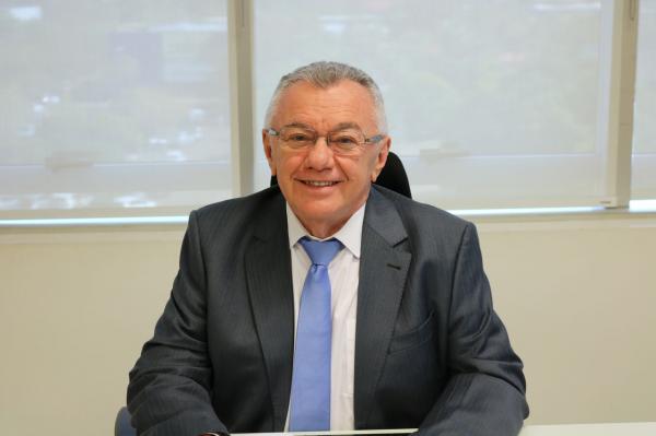 Conselheiro Kleber Eulálio reconhece legalidade em compras de livros pela Prefeitura de Floriano