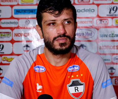 Após "dar sangue" pelo River duas vezes, Cris quer vitória contra o Flu