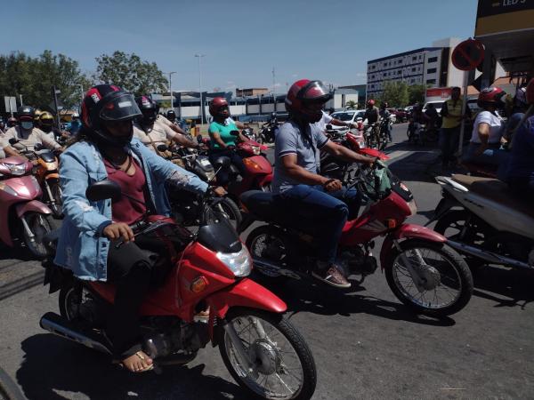 Servidores públicos municipais fazem paralisação em Floriano