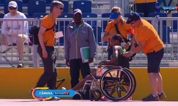 Joelma Sousa &eacute; amparada ap&oacute;s les&atilde;o na largada dos 400m dos Jogos Pan-Americanos de Toronto.(Imagem:Reprodu&ccedil;&atilde;o)