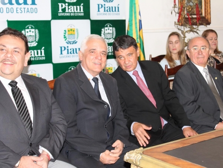 Themístocles Filho e deputados prestigiam posse de novos gestores
