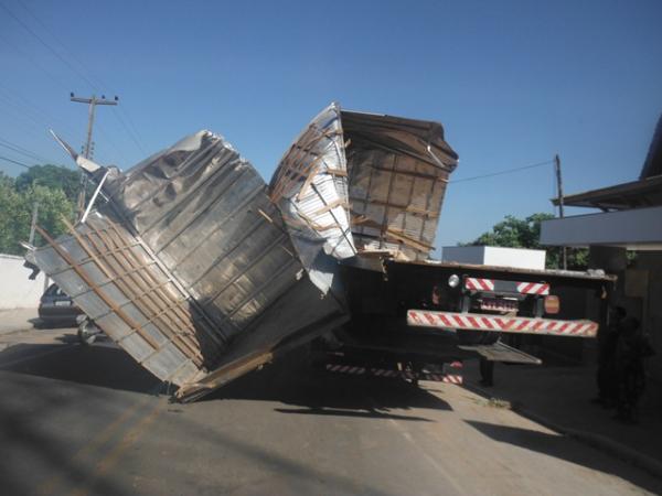  Acidente deixa caminh&atilde;o, poste e muro destru&iacute;dos em Floriano.(Imagem:FlorianoNews)