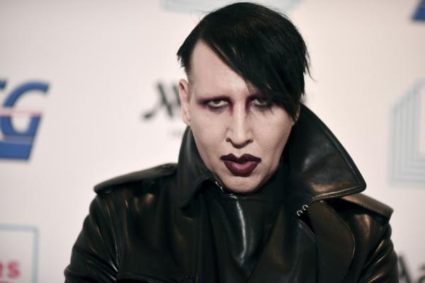 Marilyn Manson se entrega à polícia por causa de agressão de 2019 e aguarda audiência em liberdade