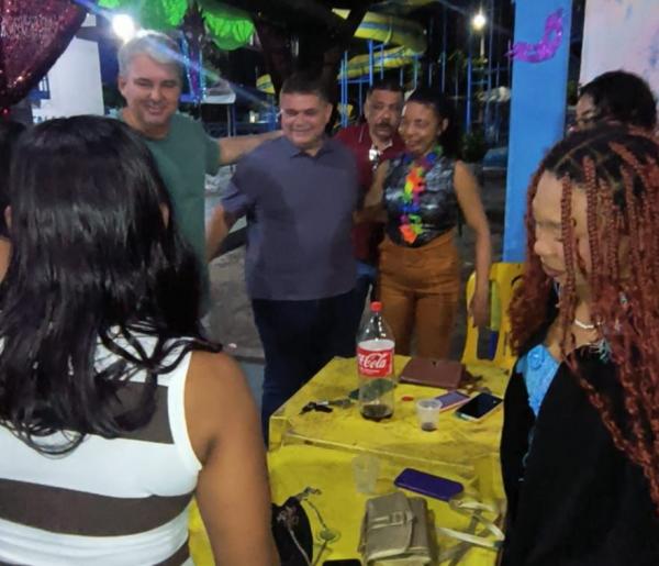  Deputado F&aacute;bio Xavier participa do carnaval de Floriano ao lado do l&iacute;der pol&iacute;tico Maur&iacute;cio Bezerra.(Imagem:Divulga&ccedil;&atilde;o)