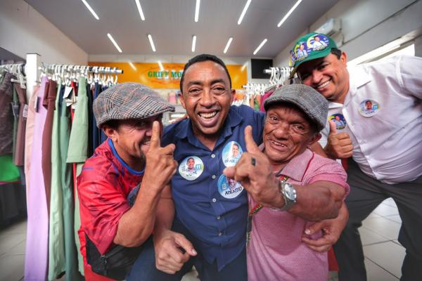 Joel Rodrigues recebe apoio de comerciantes durante caminhada pelo Centro de Teresina e apresenta propostas para segurança e emprego(Imagem:Ascom)