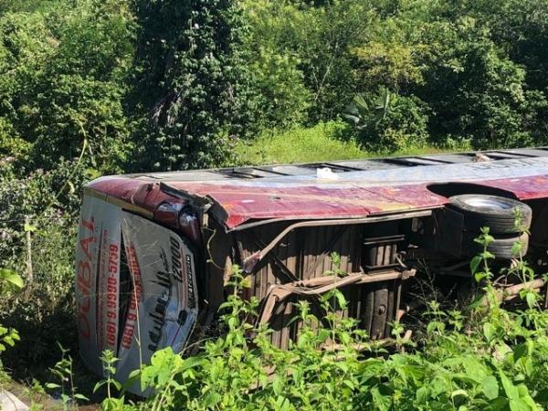 Ônibus que levava piauienses para concurso tomba e deixa feridos em rodovia do Ceará