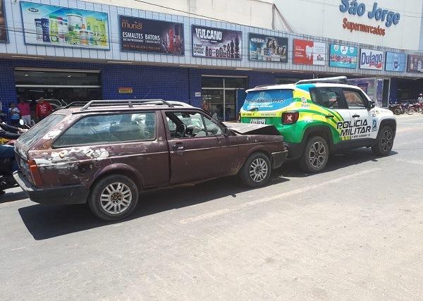 Acidente entre viatura da PM e carro causa danos materiais em Floriano