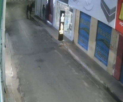 Montado em cavalo roubado, homem realiza arrombamentos e leva mais de 50 mil em mercadorias