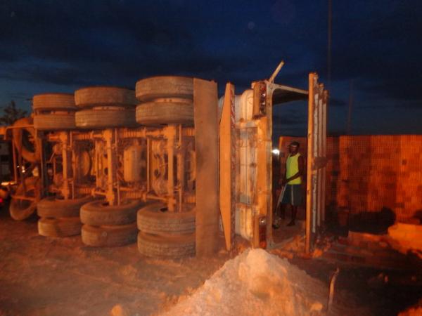 Carreta ca&ccedil;amba carregada de areia vira em Floriano.(Imagem:FlorianoNews)
