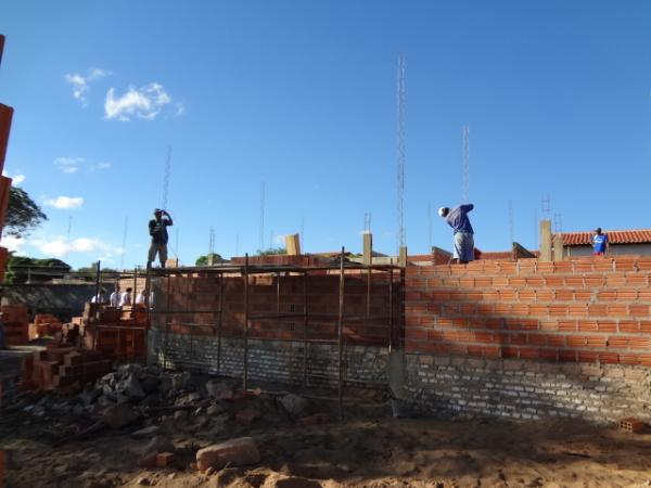 Prefeito visita obras de Unidade B&aacute;sica de Sa&uacute;de em Floriano.(Imagem:FlorianoNews)
