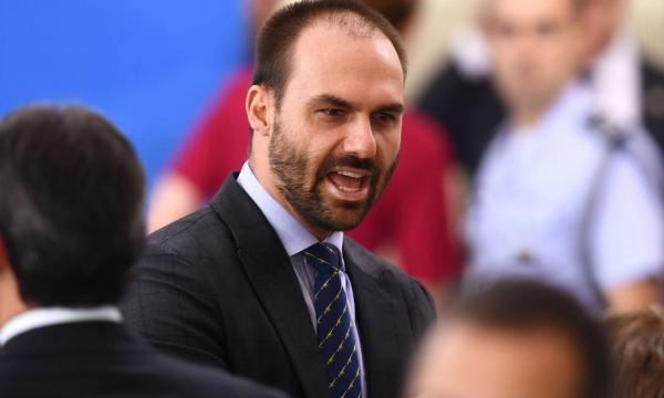 Câmara abre processo contra Eduardo Bolsonaro por debochar de Míriam Leitão