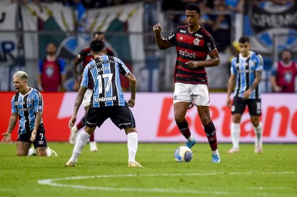 Flamengo diz que Carlinhos foi alvo de racismo na Arena do Grêmio