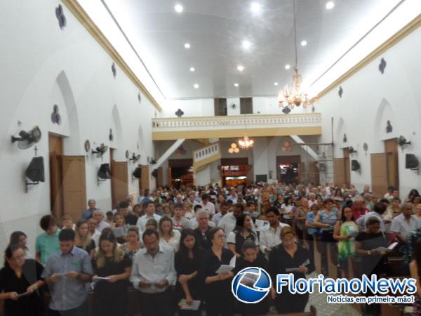 Ao lado de amigos, fam&iacute;lia de Paulo Viana participa de missa de 7&ordm; dia do empres&aacute;rio.(Imagem:FlorianoNews)