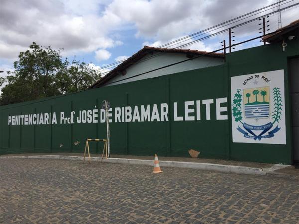 Vistoria flagra arame farpado em genitália feminina e 234 celulares na Casa de Custódia