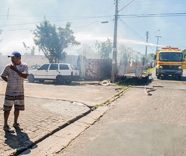 Terreno pega fogo a quatro metros de posto de combustível