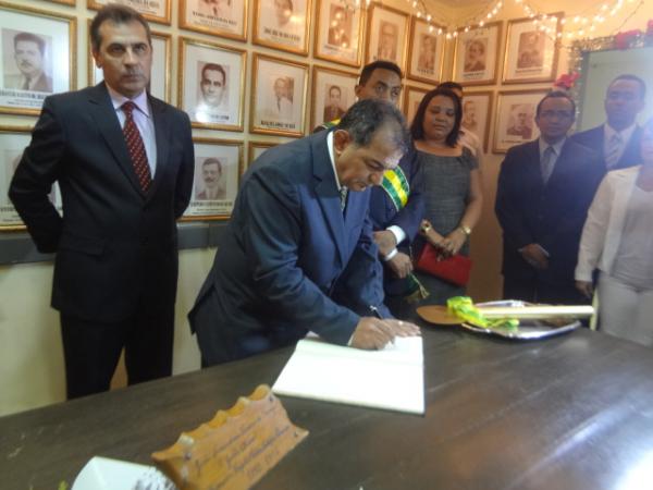 Gilberto J&uacute;nior tomou posse da prefeitura de Floriano.(Imagem:FlorianoNews)