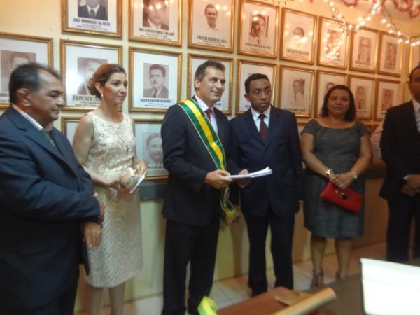 Gilberto J&uacute;nior tomou posse da prefeitura de Floriano.(Imagem:FlorianoNews)