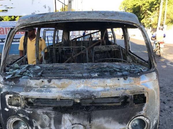 Carro pega fogo e fica totalmente destruído em Floriano