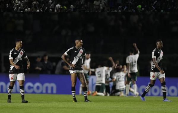  Jogadores do Vasco abatidos ap&oacute;s gol do Goi&aacute;s.(Imagem: Alexandre Cassiano)