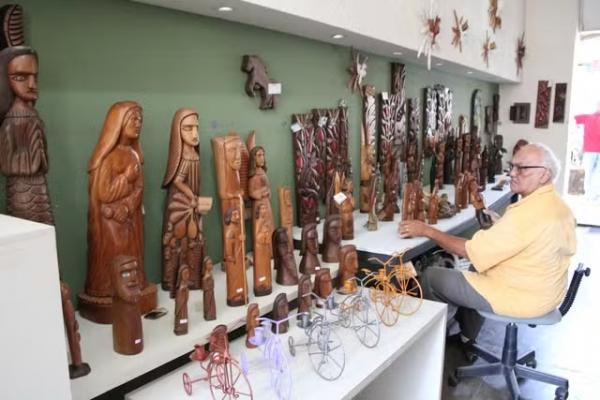 Arte santeira na Central de Artesanato Mestre Dezinho em Teresina.(Imagem:L&iacute;via Ferreira/g1 PI)