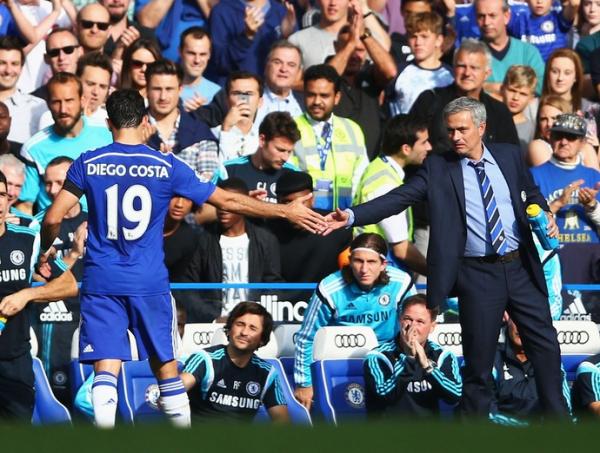 Jos&eacute; Mourinho cumprimenta Diego Costa ap&oacute;s hat-trick do brasileiro naturalizado espanhol.(Imagem:Ag&ecirc;ncia Getty Images)