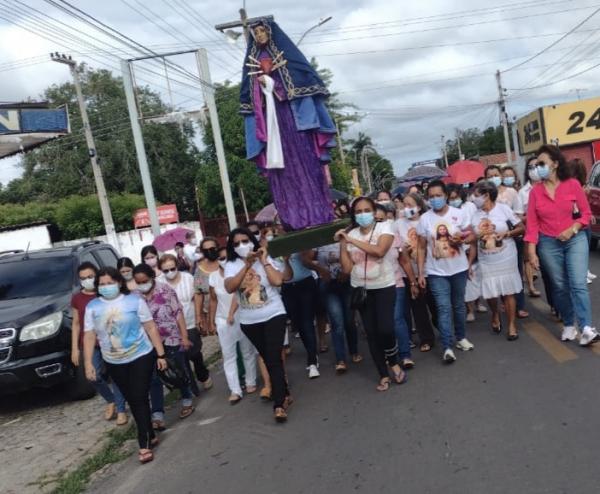 Mulheres participam da Prociss&atilde;o da Soledade em Floriano(Imagem:FlorianoNews)